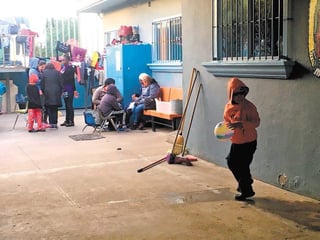 Los solicitantes de asilo en EUse registran en una lista de espera de la garita El Chaparral. (EL UNIVERSAL)