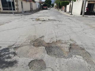 En la calle Bolonia y Palermo en Torreón Residencial, la zona es casi intransitable y los conductores tienen que tomar el carril contrario para evitar daños a sus vehículos. (EL SIGLO DE TORREÓN)