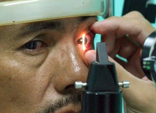 Desarrollan un dispositivo que, al controlar la presión intraocular, podría evitar que el glaucoma afecte a más personas. (ARCHIVO)