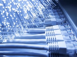  La Comisión Federal de Electricidad (CFE) publicó las prebases para la licitación de 50 mil kilómetros de fibra óptica, través de la cual el gobierno federal busca llevar Internet gratuito a sitios públicos del país. (ARCHIVO)