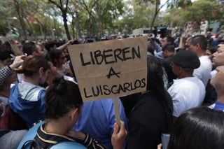 Un grupo de periodistas acudió el martes a la sede de la Fiscalía General para protestar por el arresto de Díaz. (EFE)