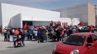 Antorchistas se manifestaron hoy en oficinas de Infonavit. (EL SIGLO DE TORREÓN) 
