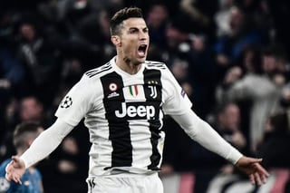 El astro lusitano marcó un 'hattrick' para poner a la Juventus del otro lado de la serie por la Champions League. (Especial)
