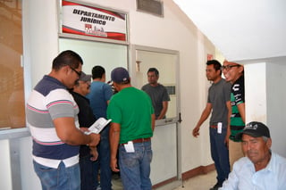 Reciben liquidación extrabajadores de la pasada administración municipal de Matamoros. (EL SIGLO DE TORREÓN/EDITH GONZÁLEZ)