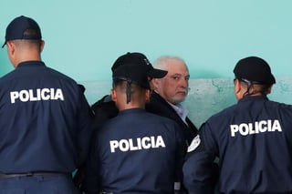 El expresidente de Panamá, Ricardo Martinelli, fue escoltado por la Policía a su salida del juzgado del sistema penal acusatorio. (EFE)