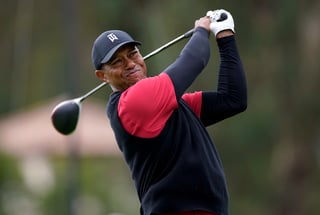 Esta foto del 17 de febrreo del 2019 muestra a Tiger Woods disparando desde la te en el 17mo hoyo en el el Riviera Country Club.