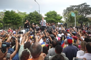 El jefe del Parlamento de Venezuela, Juan Guaidó (Cen.), habló ante sus simpatizantes durante una manifestación convocada ayer para rechazar el apagón que ha afectado a casi todo el territorio venezolano, en el Parque Cristal, en Caracas, Venezuela. (EFE)