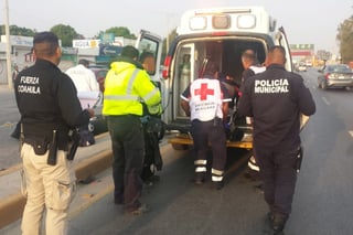 Moticiclista fue trasladado a un hospital local para su atención médica, tras ser impactado por camioneta.