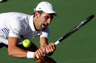 Novak Djokovic, de Serbia, en acción contra Philipp Kohlschreiber, de Alemania, durante un partido del Abierto de Indian Wells de tenis.