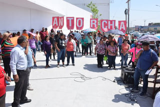 Un nutrido grupo de simpatizantes de Antorcha Campesina acudió este martes a las oficinas del Infonavit, pues buscan que se les venda a bajo costo las viviendas que invadieron. (FERNANDO COMPEÁN)