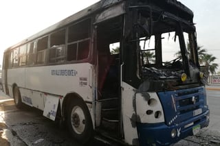 La parte delantera de la unidad sufrió daños de consideración debido al incendio que comenzó en el tablero del autobús de ruta. (EL SIGLO DE TORREÓN) 