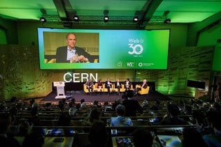 El padre de la Web, el británico Tim Berners-Lee (en la pantalla), participa en un evento para celebrar el 30 aniversario de la World Wide Web, la red mundial que cambió la historia moderna, en el Centro Europeo de Física de Partículas (CERN) este martes en Meyrin, cerca de Ginebra (Suiza). (EFE)