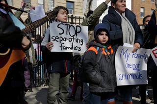 Estudiantes y padres de la Escuela Puente del Castillo se reunieron para una protesta frente a la escuela en Nueva York. (AP)