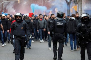 La policía auxilió a cinco seguidores de Lyon que sufrieron lesiones leves.