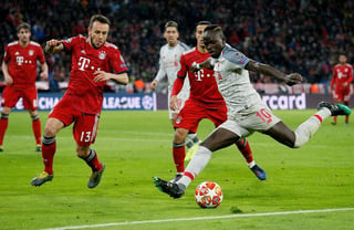 Rafinha (i), del Bayern, disputa un balón ante Sadio Mane (d), del Liverpool, ayer, durante un partido de octavos de final de la Liga de Campeones UEFA, en el estadio Allianz Arena.