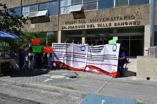 Los trabajadores sindicalizados del Hospital Universitario realizaron una protesta por la tarde del miércoles, exigieron 'desaparecer convenios fuera del contrato colectivo'. (ROBERTO ITURRIAGA)
