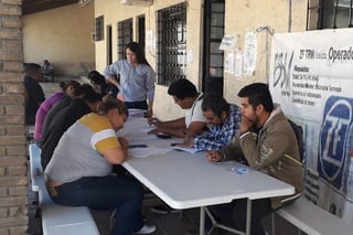 Ciudadanos sampetrinos acuden a reclutamiento de una empresa de Gómez Palacio, Durango, en busca de un empleo formal. (EL SIGLO DE TORREÓN/CLAUDIA LANDEROS)