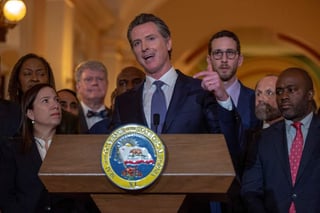 El gobernador de California, Gavin Newsom, firmó ayer una orden ejecutiva que declara una moratoria a la pena de muerte en el estado, al calificarla como un “fracaso” y que “no proporciona ningún beneficio” para la seguridad pública. (EFE)