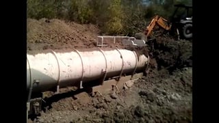 Dos tanques cisterna enterrados con al menos 48 mil litros de combustible robado, fueron asegurados por la Marina en domicilios del municipio de Pánuco, Veracruz. (TWITTER)