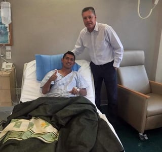 El mediocampista de La Máquina junto al director deportivo, Ricardo Peláez, luego de su operación de la rodilla izquierda. (Especial)
