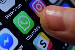 Whatsapp decidió limitar el número de veces que el usuario puede reenviar un mensaje para evitar la difusión de información errónea. (ESPECIAL)