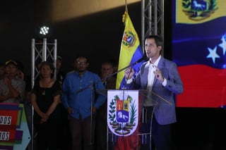 'Estamos aquí ejerciendo funciones, así que seguimos adelante. Si el régimen (de Nicolás Maduro) quiere cometer un último error, que lo haga', dijo Guaidó a periodistas luego de un mitin con cientos de simpatizantes en el sureste de Caracas. (EFE)