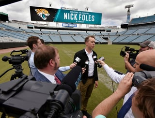 El quarterback Nick Foles habla con los medios después de firmar un contrato con los Jaguars por cuatro temporadas y 88 millones de dólares, en el TIAA Bank Field de Jacksonville, Florida.