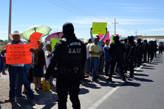 La entrada de San Juan de Villanueva, en su cruce con la autopista Torreón-Saltillo, fue ayer uno de los lugares más 'seguros', pues por lo menos había 70 elementos cuidando la manifestación.