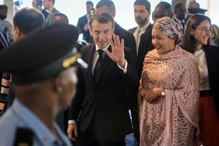 El presidente de Francia, Emmanuel Macron (Cen.), saluda a su llegada a la 4.ª Conferencia de la Asamblea de Medio Ambiente de la ONU (UNEA) y la cumbre Un Planeta ayer en Nairobi, Kenia. (EFE)