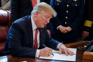 Trump firma veto a la resolución del Congreso contra su emergencia nacional. (EFE) 
