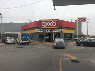 El robo con violencia ocurrió en el Oxxo de la gasolinera que se encuentra en el cruce del bulevar Juan Pablo II y la calzada Juan Agustín Espinoza. (ESPECIAL)