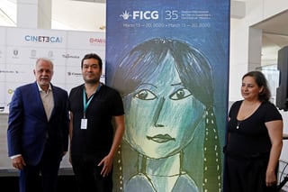 Premiación. El presidente del patronato del FICG, Raúl Padilla, el escritor Alejandro Magallanes  y la directora general del Festival Internacional de Cine, Estrella Araiza . (EFE)