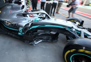 El británico Lewis Hamilton, de Mercedes, sale del garaje durante la primera sesión de práctica para el Gran Premio de Australia.