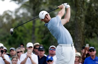 Rory McIlroy, de Irlanda del Norte, da el golpe de salida en el noveno hoyo durante la segunda ronda del torneo de golf Players Championship, ayer, en Ponte Vedra Beach, Florida.