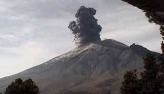 La Coordinación General de Protección Civil del Estado de Puebla indicó que la explosión de la madrugada lanzó fragmentos incandescentes y emitió ceniza. (ESPECIAL)
