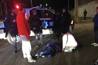 Una patrulla de la dirección de Tránsito y Vialidad del municipio de Torreón provocó un accidente vial en la colonia Nueva California, una mujer resultó lesionada. (EL SIGLO DE TORREÓN)