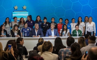 Acompañado por futbolistas, Claudio Tapia (c), presidente de la Asociación del Futbol Argentino, y Sergio Marchi, secretario general de la Unión de Futbolistas de Argentina, durante una rueda de prensa, ayer.