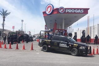 De manera simultánea agentes federales y estatales en apoyo del Ministerio Público de la Federación catearon las gasolineras ProGas ubicadas en la ciudad de Gómez Palacio y Torreón. (EL SIGLO DE TORREÓN) 