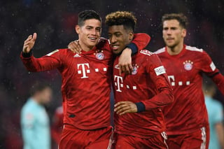El colombiano James Rodríguez (i) marcó tres golen en el duelo ante el Mainz 05 para que el Bayern recupere la cima de la Bundesliga. (Especial)
