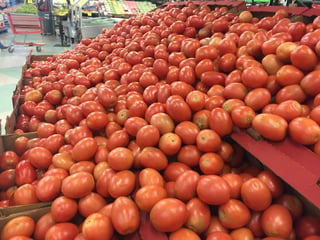 De acuerdo al Servicio Nacional de Información e Integración de Mercados (SNIIM) el precio del tomate saladette al mayoreo pasó de 15.71 pesos el kilo a 7.86 pesos. La baja es de 99.94 por ciento semanal.