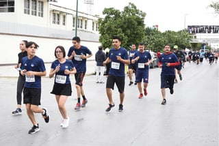 La mayoría de los participantes corrieron con la playera oficial, lo que hizo vistoso el trayecto.