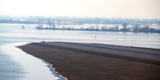 Las aguas crecidas del río Missouri cubren la pista de la Base Aérea Offutt en Bellevue, Nebraska. En ese estado cientos de personas seguían fuera de sus casas, donde el agua alcanzó niveles récord.