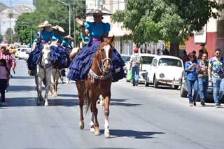 Escaramuzas montando sus caballos, tomarán parte en el recorrido que se realizará hoy, culminando con una verbena popular.