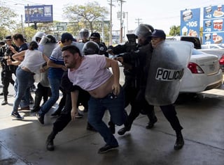 La Policía de Nicaragua replegó con violencia el sábado a un grupo de periodistas que daban cobertura a una manifestación. (EFE)