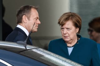El presidente del Consejo Europeo, Donald Tusk, se encontró ayer con la canciller alemana, Angela Merkel. (EFE)
