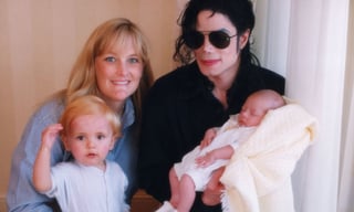 Revelaciones. Debbie Rowe afirma que el matrimonio nunca mantuvo relaciones sexuales y que se sintió 'como una yegua siendo inseminada', ella es la madre de los tres hijos del cantante Michael Jackson. (ESPECIAL)
