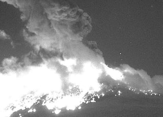 Anoche el Popocatépetl registró una fuerte explosión. (ESPECIAL) 