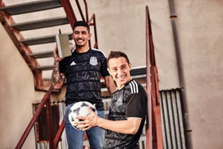 Andrés Guardado y Víctor Guzmán con el nuevo jersey de Tricolor. (Especial)