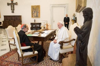 El cardenal informó este martes que el pontífice decidió no aceptar su renuncia, invocando la “presunción de inocencia”, tras recibirlo la víspera. (EFE)