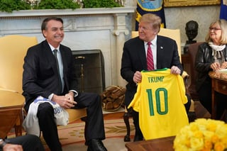 Rompió el protocolo durante la comparecencia ante la prensa del presidente estadounidense, Donald Trump, y su colega brasileño, Jair Bolsonaro. (EFE)